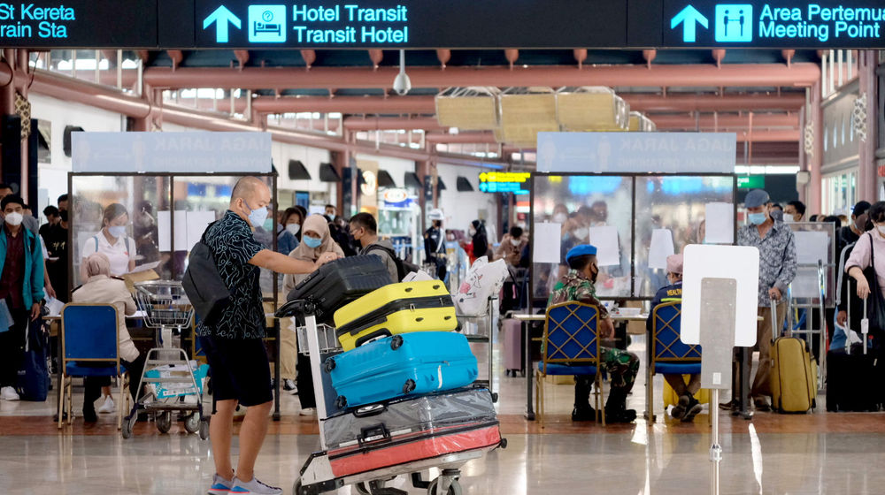 <p>Calon penumpang mengantre di peron keberangkatan Terminal 2 Bandara Soekarno Hatta, Cengkareng, Tengerang, Banten, Rabu, 5 Mei 2021. Foto: Ismail Pohan/TrenAsia</p>
