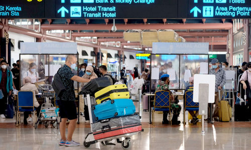 <p>Calon penumpang mengantre di peron keberangkatan Terminal 2 Bandara Soekarno Hatta, Cengkareng, Tengerang, Banten, Rabu, 5 Mei 2021. Foto: Ismail Pohan/TrenAsia</p>
