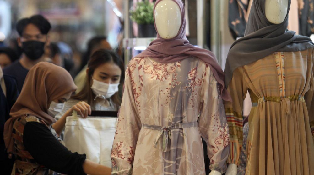 <p>Memasuki H-3 masyarakat nampak antusias berbelanja sebagai persiapan menyambut lebaran,salah satunya yang nampak di pusat perbelanjaan Tangcity Mal Tangerang, Senin 10 Mei 2021. Foto : Panji Asmoro/TrenAsia</p>