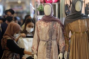 <p>Memasuki H-3 masyarakat nampak antusias berbelanja sebagai persiapan menyambut lebaran,salah satunya yang nampak di pusat perbelanjaan Tangcity Mal Tangerang, Senin 10 Mei 2021. Foto : Panji Asmoro/TrenAsia</p>
