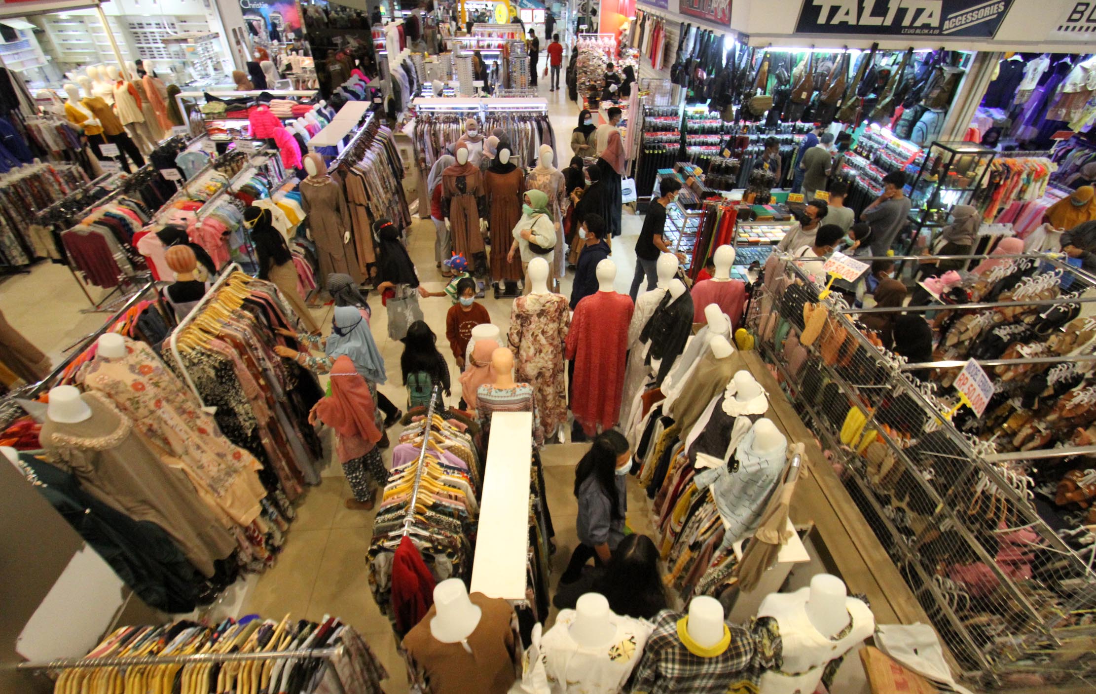 <p>Memasuki H-3 masyarakat nampak antusias berbelanja sebagai persiapan menyambut lebaran,salah satunya yang nampak di pusat perbelanjaan Tangcity Mal Tangerang, Senin 10 Mei 2021. Foto : Panji Asmoro/TrenAsia</p>
