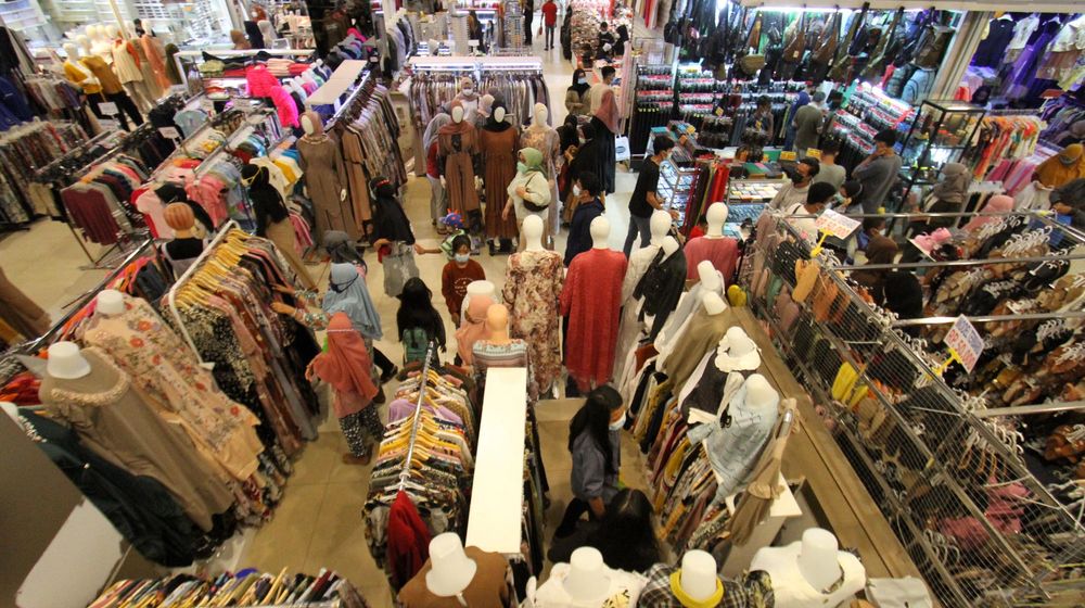 <p>Memasuki H-3 masyarakat nampak antusias berbelanja sebagai persiapan menyambut lebaran,salah satunya yang nampak di pusat perbelanjaan Tangcity Mal Tangerang, Senin 10 Mei 2021. Foto : Panji Asmoro/TrenAsia</p>
