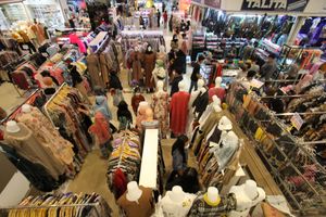 <p>Memasuki H-3 masyarakat nampak antusias berbelanja sebagai persiapan menyambut lebaran,salah satunya yang nampak di pusat perbelanjaan Tangcity Mal Tangerang, Senin 10 Mei 2021. Foto : Panji Asmoro/TrenAsia</p>
