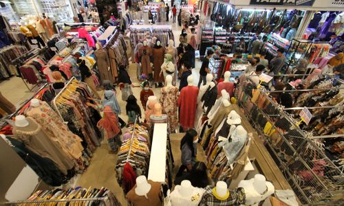 <p>Memasuki H-3 masyarakat nampak antusias berbelanja sebagai persiapan menyambut lebaran,salah satunya yang nampak di pusat perbelanjaan Tangcity Mal Tangerang, Senin 10 Mei 2021. Foto : Panji Asmoro/TrenAsia</p>
