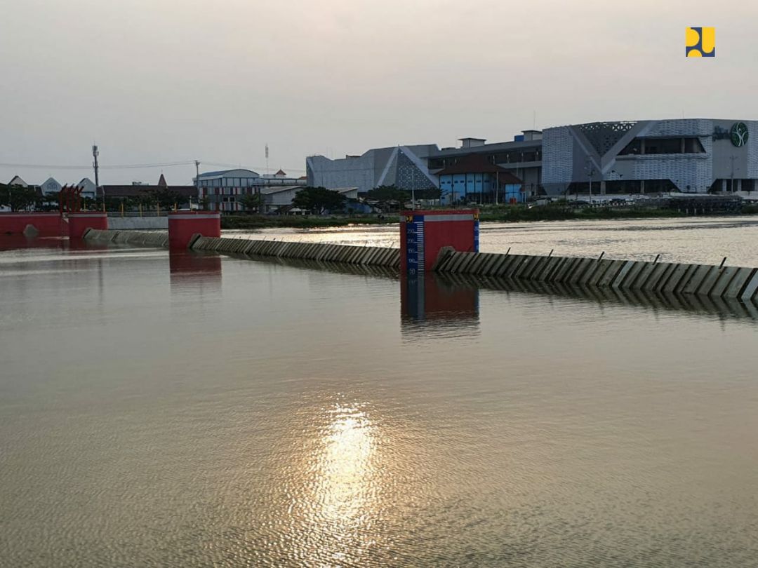 <p>Menteri PUPR Basuki Hadimuljono mengatakan dengan berfungsinya Bendung Gerak Kanal Banjir Barat ini akan mengurangi risiko banjir di Kota Semarang yang kerap terjadi saat curah hujan sangat tinggi. (Foto: dokumentasi Kementerian PUPR)</p>
