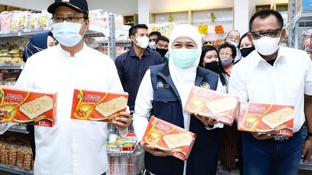 <p>Wali Kota Pasuruan Saifullah Yusuf (Gus Ipul) mendampingi Gubernur Jawa Timur Khofifah Indar Parawansa memborong jajanan khas Kota Pasuruan, Bipang Jangkar. / Facebook @BundaKIP</p>
