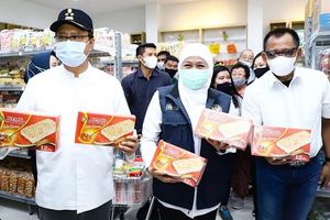 <p>Wali Kota Pasuruan Saifullah Yusuf (Gus Ipul) mendampingi Gubernur Jawa Timur Khofifah Indar Parawansa memborong jajanan khas Kota Pasuruan, Bipang Jangkar. / Facebook @BundaKIP</p>

