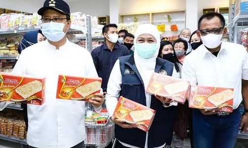 <p>Wali Kota Pasuruan Saifullah Yusuf (Gus Ipul) mendampingi Gubernur Jawa Timur Khofifah Indar Parawansa memborong jajanan khas Kota Pasuruan, Bipang Jangkar. / Facebook @BundaKIP</p>
