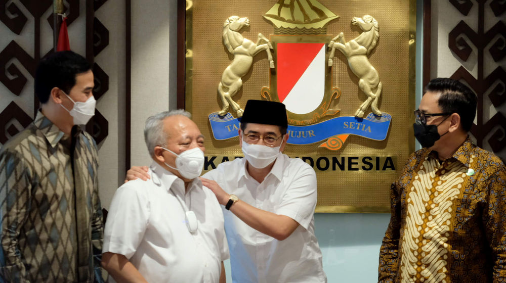 <p>Calon ketua umum Kamar Dagang dan Industri (KADIN) Indonesia, Arsjad Rasjid (kedua kanan) berbincang dengan Ketua Panitia penyelenggara Musyawarah Nasional Kadin ke VIII, Adi Sulistio (kiri), Ketua Steering Committe Kadin, Benny Soetrisno (kedua kiri) dan Waketum Kadin Indonesia, Juan Permata (kanan) usai pendaftaran sebagai calon ketua umum Kadin periode 2021-2026 di Menara Kadin, Kuningan Jakarta, Senin, 24 Mei 2021. Foto: Ismail Pohan/TrenAsia</p>