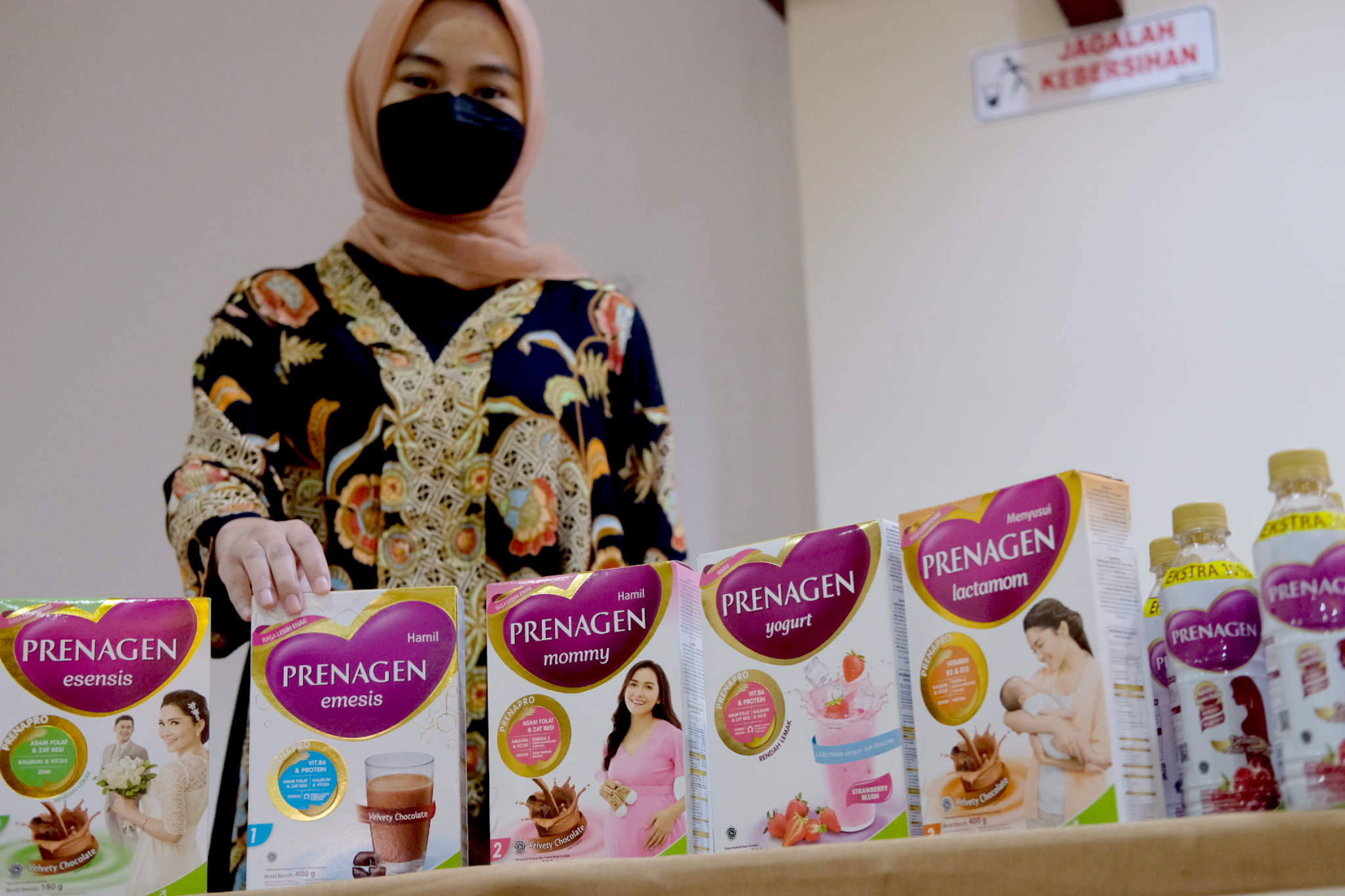 <p>Karyawati memunjukkan produk susu untuk ibu hamil &#8220;Prenagen&#8221; saat acara &#8220;Smart Sharing : Program Kerja Sama Penurunan Angka Stunting di Indonesia&#8221; di Jakarta, Selasa, 4 Mei 2021. Foto: Ismail Pohan/TrenAsia</p>
