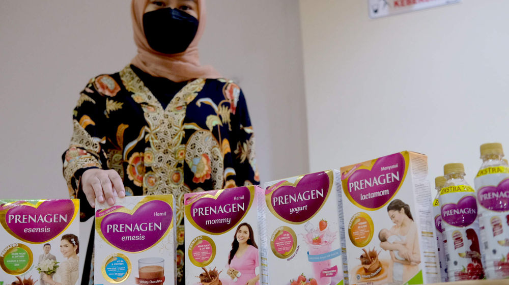<p>Karyawati memunjukkan produk susu untuk ibu hamil “Prenagen” saat acara “Smart Sharing : Program Kerja Sama Penurunan Angka Stunting di Indonesia” di Jakarta, Selasa, 4 Mei 2021. Foto: Ismail Pohan/TrenAsia</p>