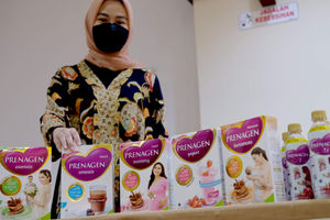 <p>Karyawati memunjukkan produk susu untuk ibu hamil “Prenagen” saat acara “Smart Sharing : Program Kerja Sama Penurunan Angka Stunting di Indonesia” di Jakarta, Selasa, 4 Mei 2021. Foto: Ismail Pohan/TrenAsia</p>
