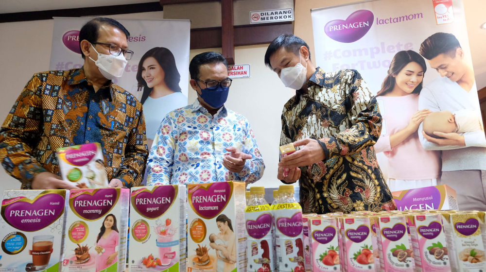 <p>Kepala Badan Kependudukan dan Keluarga Berencana Nasional (BKKBN) Hasto Wardoyo (tengah) berbincang dengan President Director KALBE Nutritionals Ongkie Tedjasurja (kanan) dan Direktur Utama PT Medika Komunika Teknologi (Klikdokter) Dino Bramanto (kiri) saat acara “Smart Sharing : Program Kerja Sama Penurunan Angka Stunting di Indonesia” di Jakarta, Selasa, 4 Mei 2021. Foto: Ismail Pohan/TrenAsia</p>
