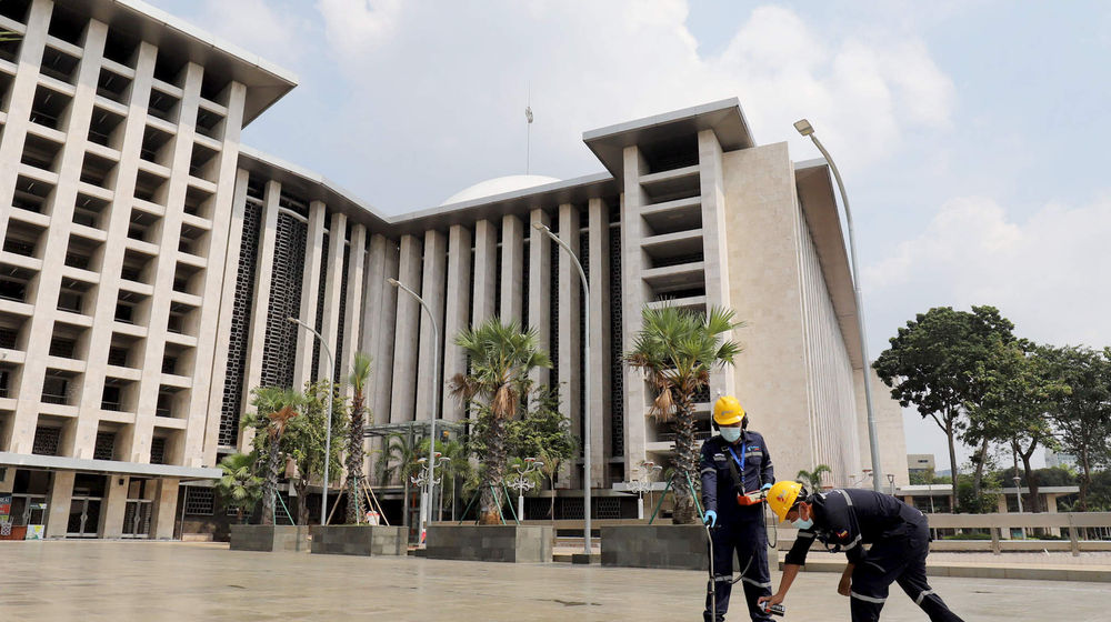 <p>Petugas PLN mendeteksi jaringan listrik untuk memastikan keandalan saluran kabel jelang Hari Raya Idul Fitri 14421 H di area Masjid Istiqlal Jakarta, Senin, 10 Mei 2021. Foto: Ismail Pohan/TrenAsia</p>