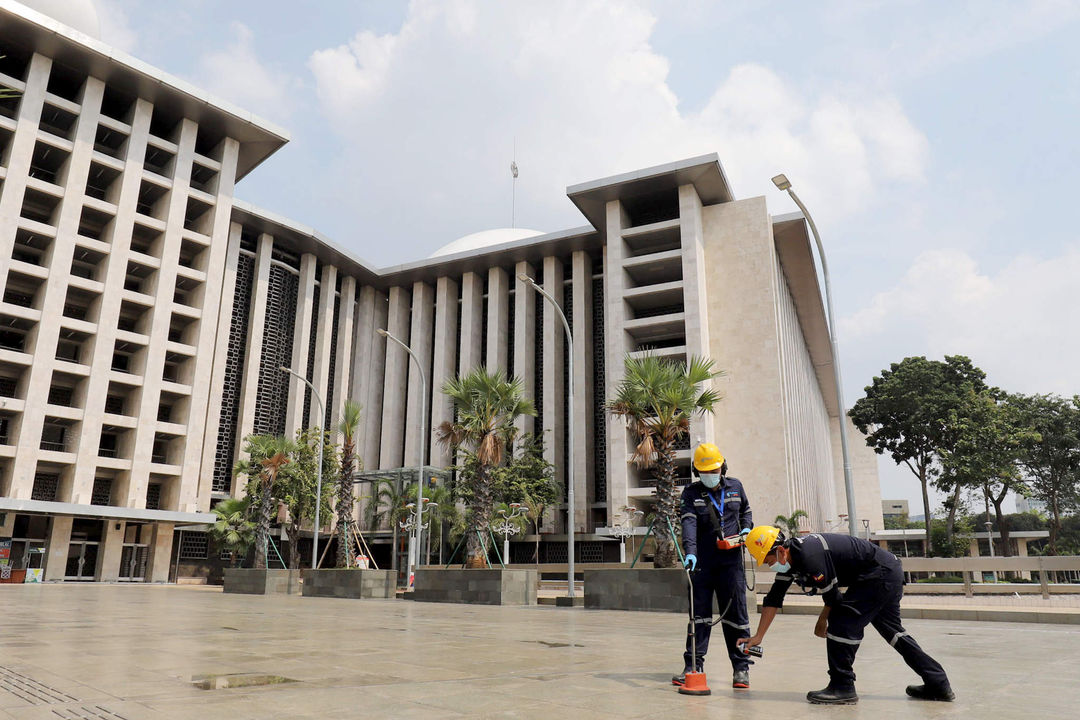 <p>Petugas PLN mendeteksi jaringan listrik untuk memastikan keandalan saluran kabel jelang Hari Raya Idul Fitri 14421 H di area Masjid Istiqlal Jakarta, Senin, 10 Mei 2021. Foto: Ismail Pohan/TrenAsia</p>
