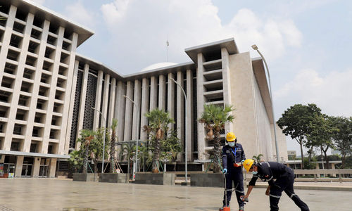 <p>Petugas PLN mendeteksi jaringan listrik untuk memastikan keandalan saluran kabel jelang Hari Raya Idul Fitri 14421 H di area Masjid Istiqlal Jakarta, Senin, 10 Mei 2021. Foto: Ismail Pohan/TrenAsia</p>
