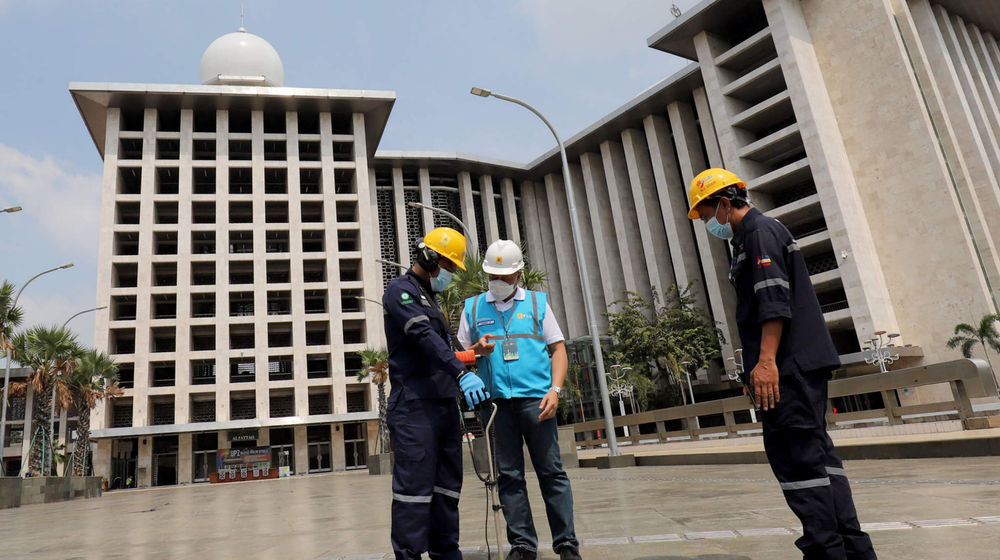 <p>General Manager PLN Disjaya, Doddy N Pangaribuan (tengah) meninjau petugas yang melakukan deteksi jaringan listrik dalam rangka memastikan keandalan saluran kabel jelang Hari Raya Idul Fitri 14421 H di area Masjid Istiqlal Jakarta, Senin, 10 Mei 2021. Foto: Ismail Pohan/TrenAsia</p>
