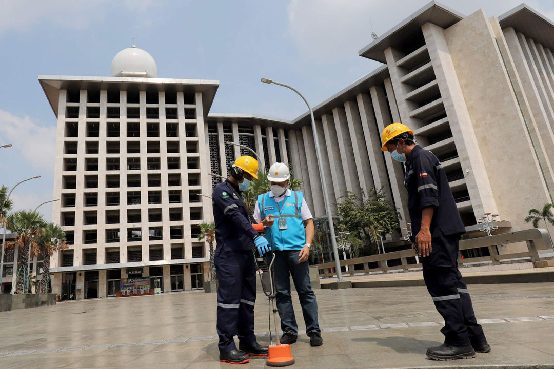 <p>General Manager PLN Disjaya, Doddy N Pangaribuan (tengah) meninjau petugas yang melakukan deteksi jaringan listrik dalam rangka memastikan keandalan saluran kabel jelang Hari Raya Idul Fitri 14421 H di area Masjid Istiqlal Jakarta, Senin, 10 Mei 2021. Foto: Ismail Pohan/TrenAsia</p>
