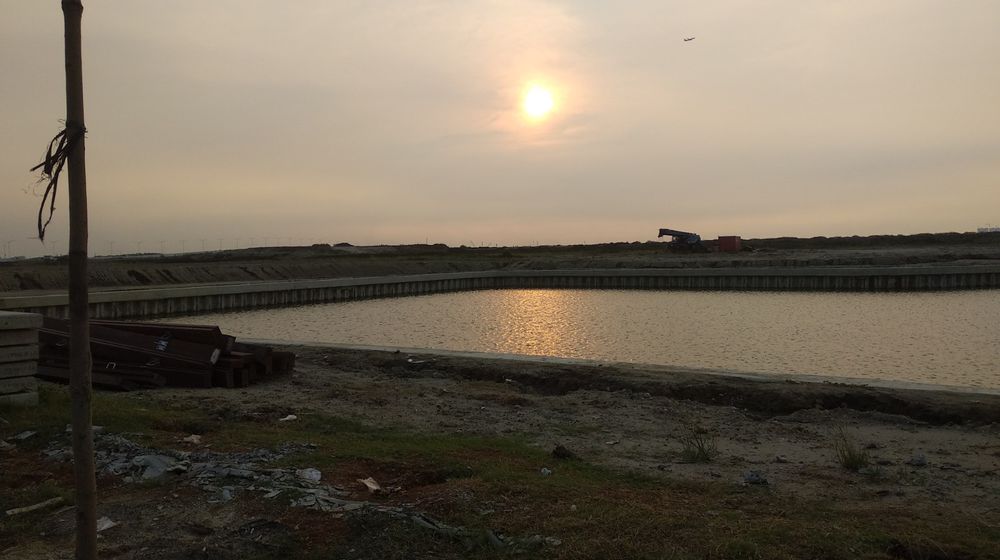 <p>Danau buatan yang masih dibangun di kawasan Pantai Kita. (Foto: Reza Pahlevi/TrenAsia.com)</p>
