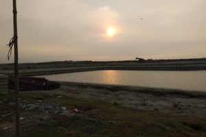 <p>Danau buatan yang masih dibangun di kawasan Pantai Kita. (Foto: Reza Pahlevi/TrenAsia.com)</p>
