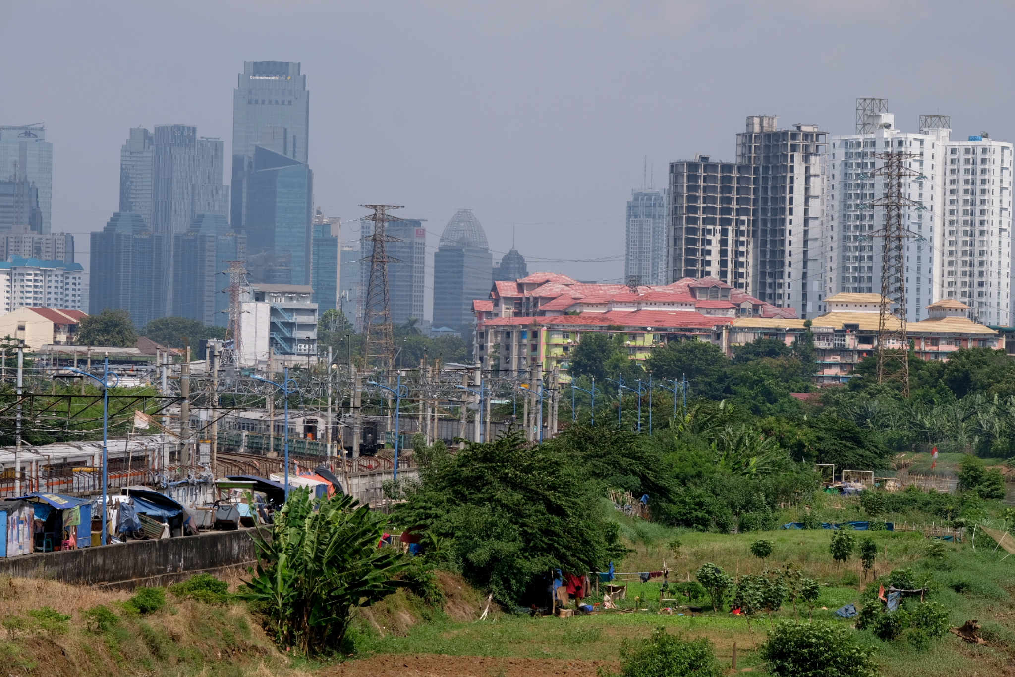 <p>Lanskap gedung bertingkat diambil dari kawasan Tanah Abang, Jakarta, Kamis, 27 Mei 2021. Foto: Ismail Pohan/TrenAsia</p>
