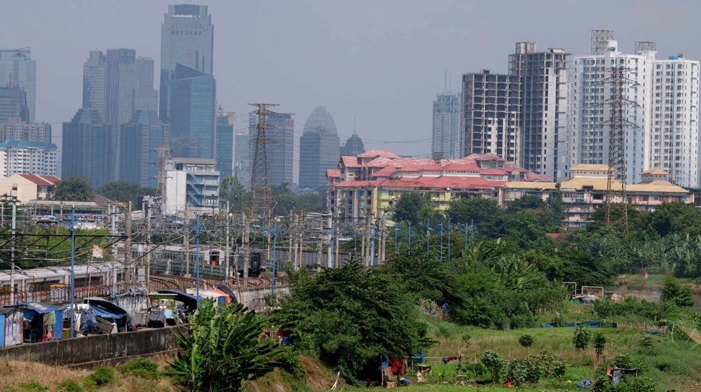 <p>Lanskap gedung bertingkat diambil dari kawasan Tanah Abang, Jakarta, Kamis, 27 Mei 2021. Foto: Ismail Pohan/TrenAsia</p>
