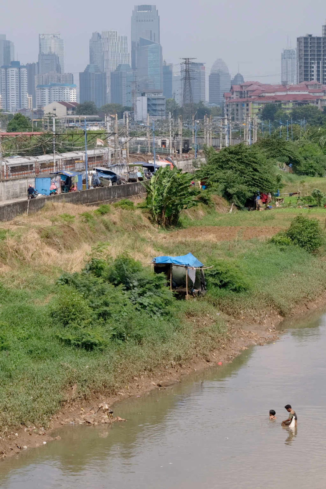 <p>Lanskap gedung bertingkat diambil dari kawasan Tanah Abang, Jakarta, Kamis, 27 Mei 2021. Foto: Ismail Pohan/TrenAsia</p>
