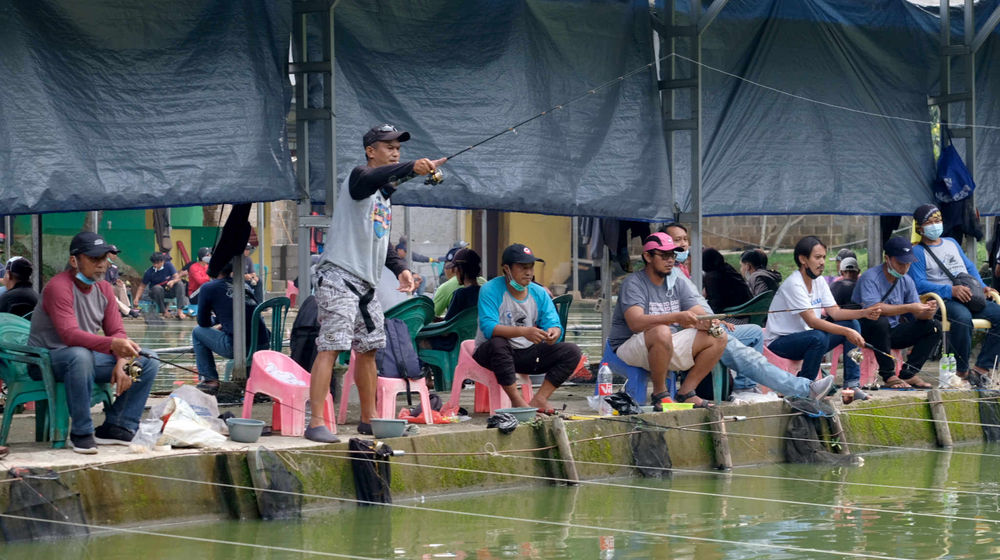 <p>Anggota Jurnalis Mancing Indonesia (JMI) mengikuti acara memancing bersama dalam rangka silaturahmi di pemancingan Adiraja Deluna Beji, Depok, Jawa Barat, Sabtu, 29 Mei 2021. Foto: Ismail Pohan/TrenAsia</p>
