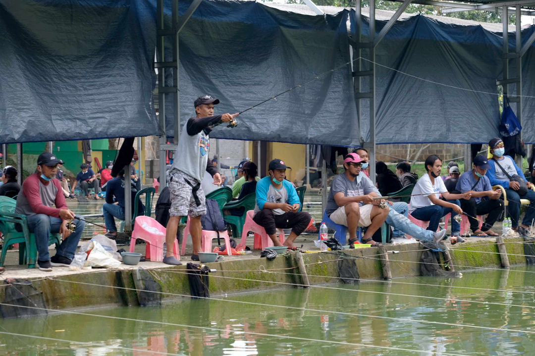 <p>Anggota Jurnalis Mancing Indonesia (JMI) mengikuti acara memancing bersama dalam rangka silaturahmi di pemancingan Adiraja Deluna Beji, Depok, Jawa Barat, Sabtu, 29 Mei 2021. Foto: Ismail Pohan/TrenAsia</p>
