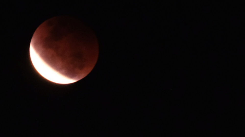 <p>Tampak gerhana bulan diambil dari kawasan Tanah Abang, Jakarta, Rabu, 26 Mei 2021. Foto: Ismail Pohan/TrenAsia</p>
