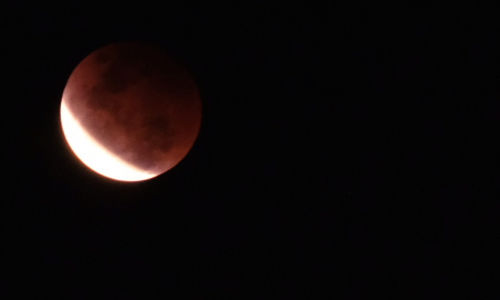 <p>Tampak gerhana bulan diambil dari kawasan Tanah Abang, Jakarta, Rabu, 26 Mei 2021. Foto: Ismail Pohan/TrenAsia</p>
