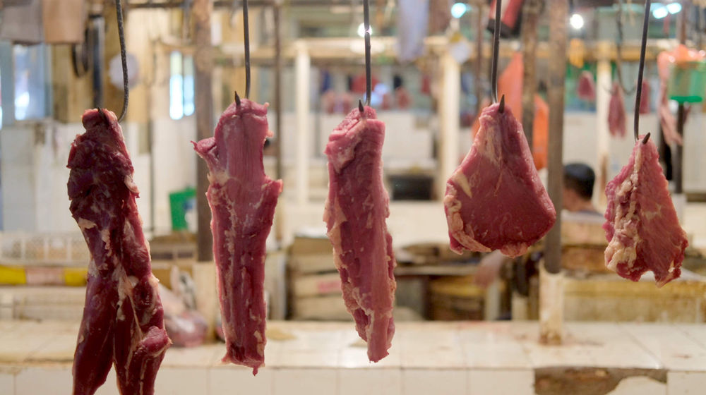 <p>Suasana kios pedagang di los daging, Pasar Kebayoran Lama, Jakarta, Senin, 3 Mei 2021. Foto: Ismail Pohan/TrenAsia</p>
