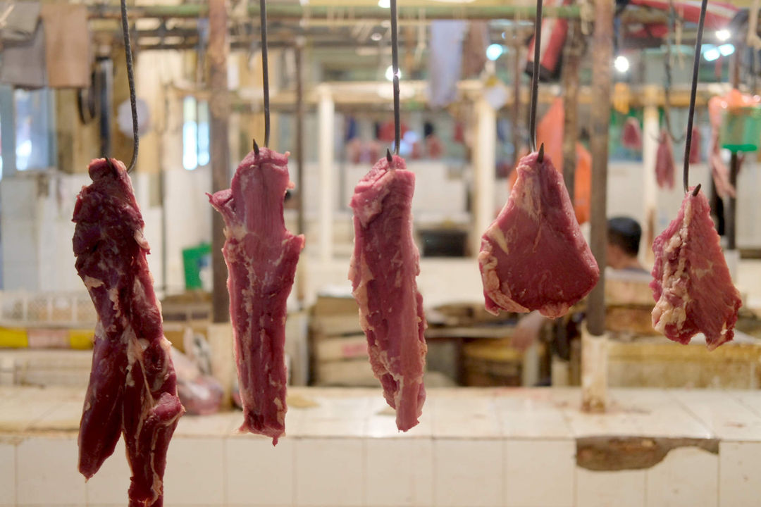 <p>Suasana kios pedagang di los daging, Pasar Kebayoran Lama, Jakarta, Senin, 3 Mei 2021. Foto: Ismail Pohan/TrenAsia</p>
