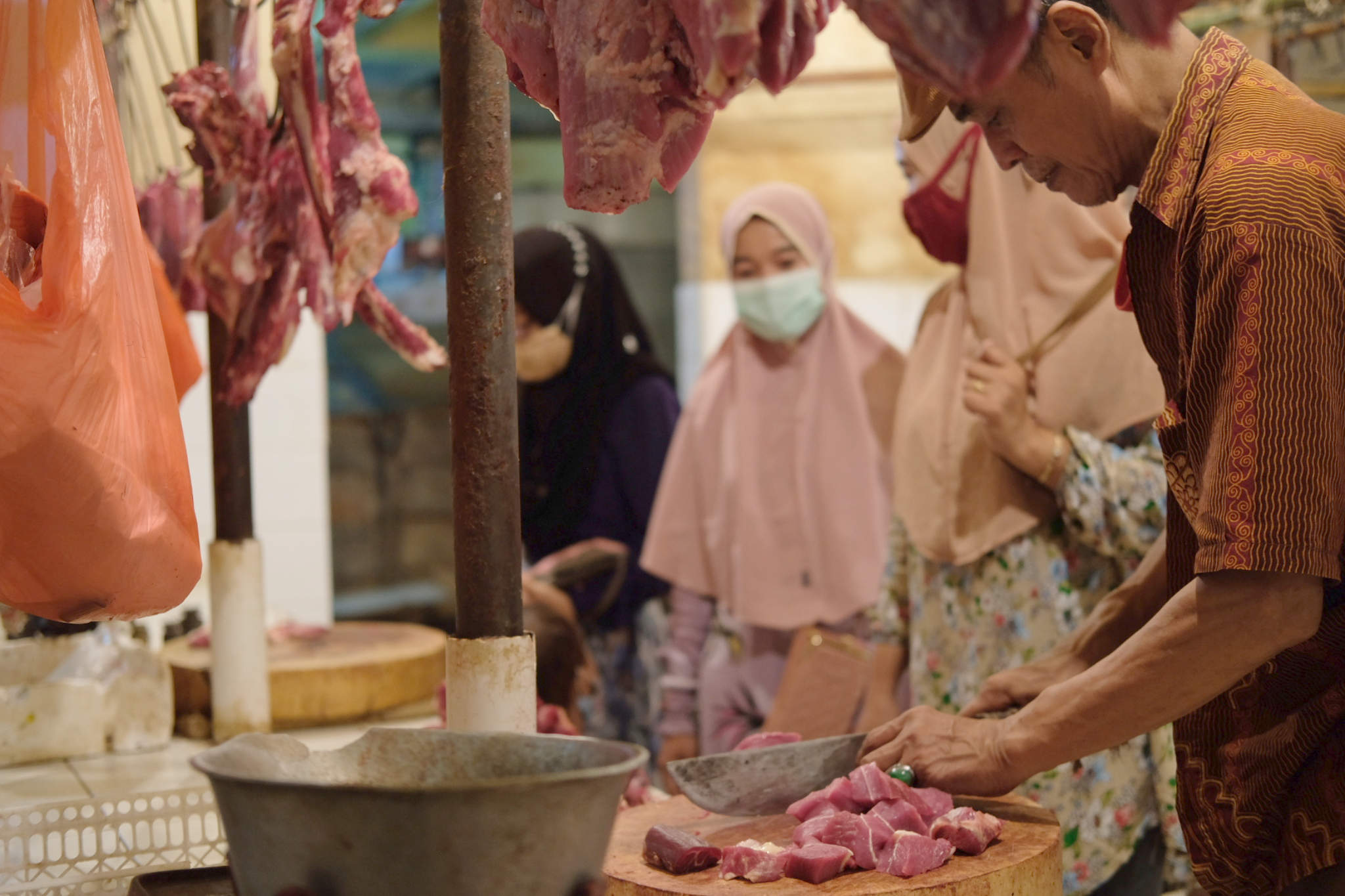 <p>Pedagang melayani pembeli di kios los daging, Pasar Kebayoran Lama, Jakarta, Senin, 3 Mei 2021. Foto: Ismail Pohan/TrenAsia</p>
