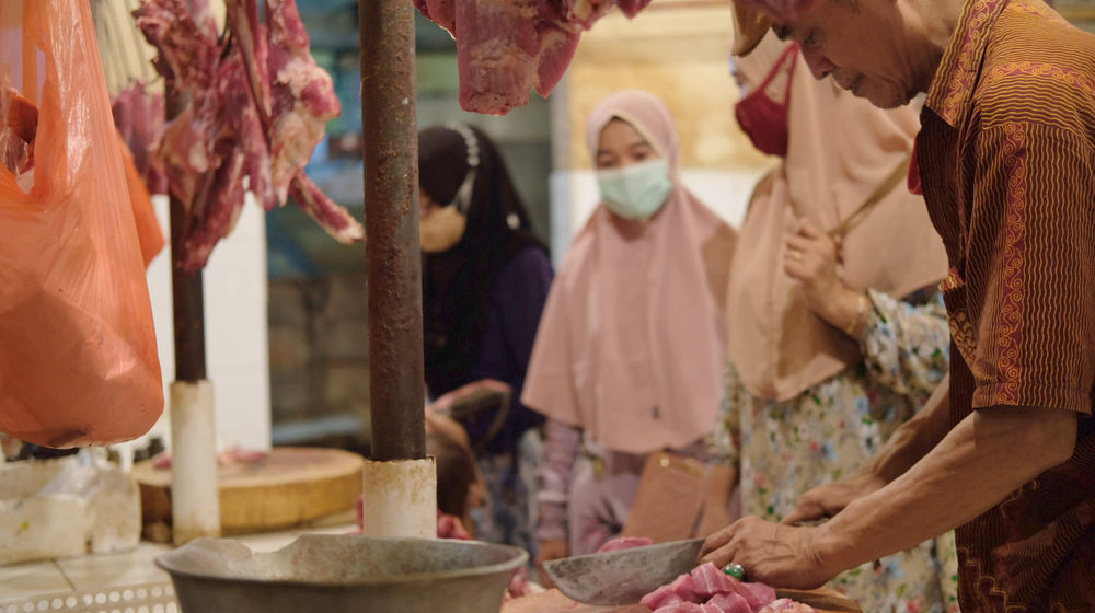 <p>Pedagang melayani pembeli di kios los daging, Pasar Kebayoran Lama, Jakarta, Senin, 3 Mei 2021. Foto: Ismail Pohan/TrenAsia</p>
