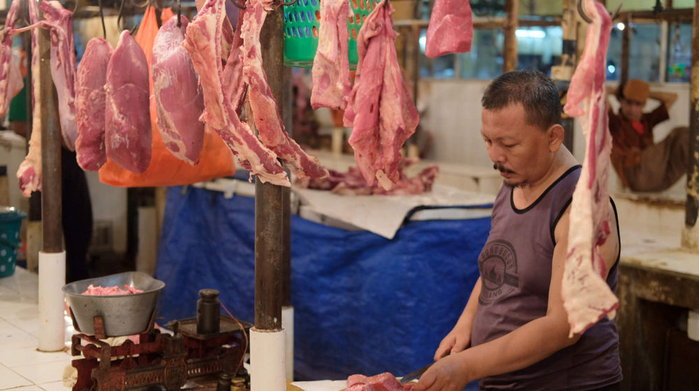 <p>Pedagang memotong daging di kiosnya Pasar Kebayoran Lama, Jakarta, Senin, 3 Mei 2021. Foto: Ismail Pohan/TrenAsia</p>
