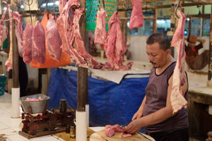 <p>Pedagang memotong daging di kiosnya Pasar Kebayoran Lama, Jakarta, Senin, 3 Mei 2021. Foto: Ismail Pohan/TrenAsia</p>
