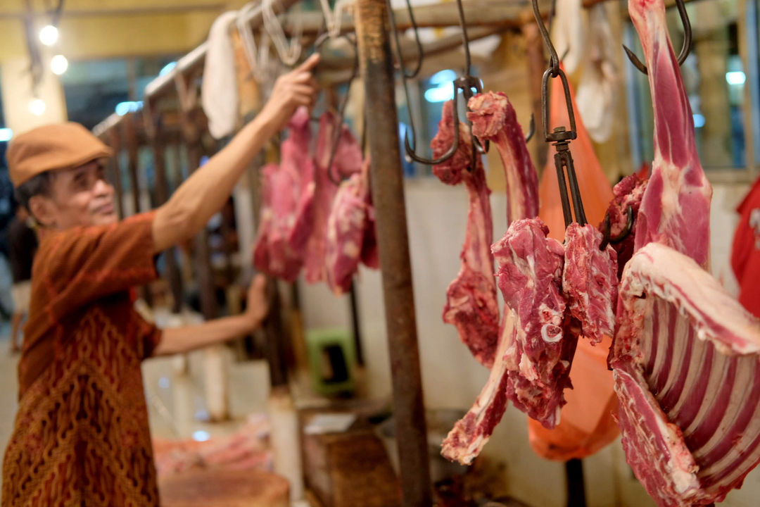 <p>Pedagang menunggu pembeli di kios los daging, Pasar Kebayoran Lama, Jakarta, Senin, 3 Mei 2021. Foto: Ismail Pohan/TrenAsia</p>
