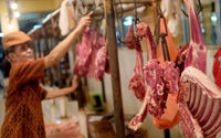 <p>Pedagang menunggu pembeli di kios los daging, Pasar Kebayoran Lama, Jakarta, Senin, 3 Mei 2021. Foto: Ismail Pohan/TrenAsia</p>
