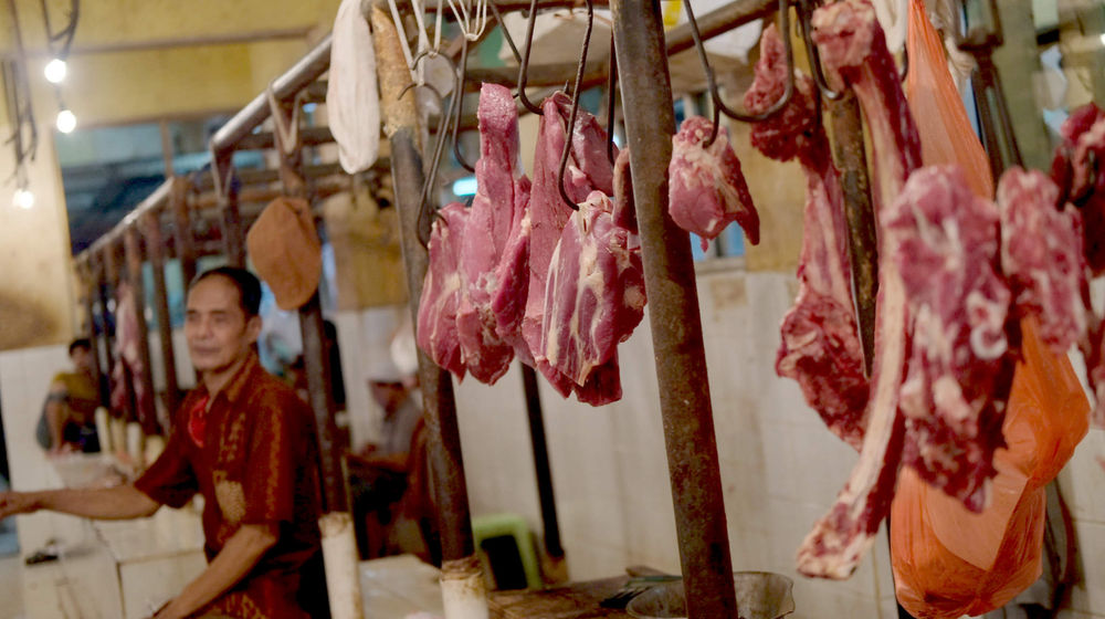 <p>Pedagang menunggu pembeli di kios los daging, Pasar Keabyoran Lama, Jakarta, Senin, 3 Mei 2021. Foto: Ismail Pohan/TrenAsia</p>
