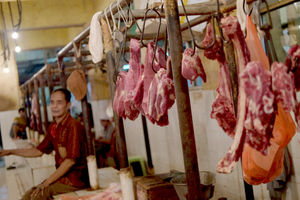 <p>Pedagang menunggu pembeli di kios los daging, Pasar Keabyoran Lama, Jakarta, Senin, 3 Mei 2021. Foto: Ismail Pohan/TrenAsia</p>