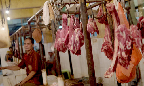 <p>Pedagang menunggu pembeli di kios los daging, Pasar Keabyoran Lama, Jakarta, Senin, 3 Mei 2021. Foto: Ismail Pohan/TrenAsia</p>