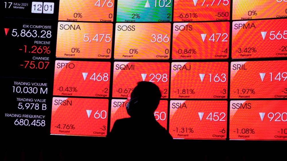 <p>Awak media mengamati layar pergerakan indeks harga saham gabungan (IHSG) di gedung Bursa Efek Indonesia (BEI), Jakarta, Senin, 17 Mei 2021. Foto: Ismail Pohan/TrenAsia</p>