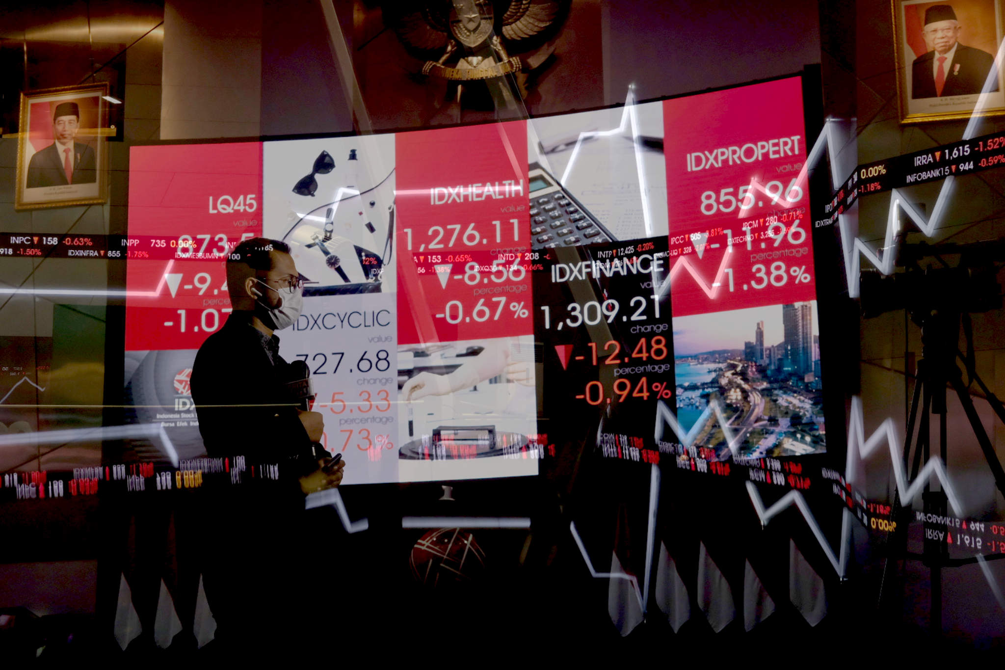 <p>Awak media beraktivitas dengan latar layar pergerakan indeks harga saham gabungan (IHSG) di gedung Bursa Efek Indonesia (BEI), Jakarta, Senin, 17 Mei 2021. Foto: Ismail Pohan/TrenAsia</p>
