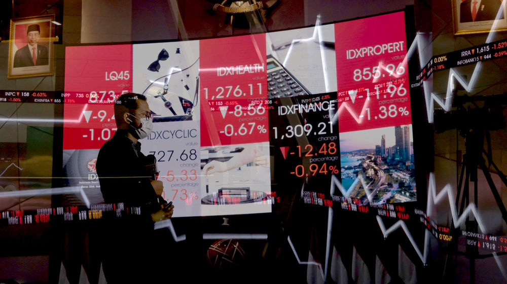 <p>Awak media beraktivitas dengan latar layar pergerakan indeks harga saham gabungan (IHSG) di gedung Bursa Efek Indonesia (BEI), Jakarta, Senin, 17 Mei 2021. Foto: Ismail Pohan/TrenAsia</p>
