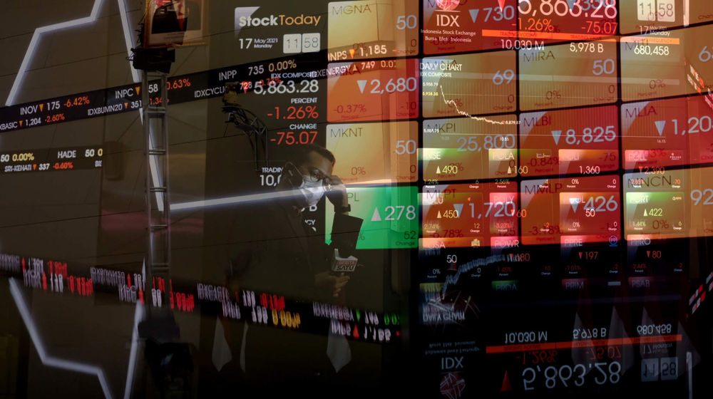 <p>Awak media beraktivitas dengan latar layar pergerakan indeks harga saham gabungan (IHSG) di gedung Bursa Efek Indonesia (BEI), Jakarta, Senin, 17 Mei 2021. Foto: Ismail Pohan/TrenAsia</p>
