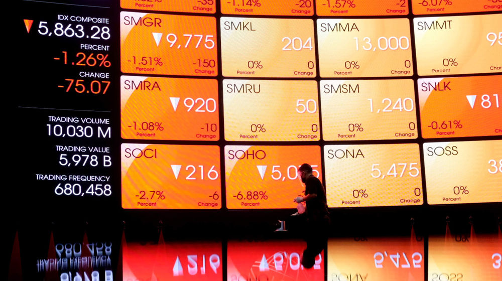 <p>Karyawan beraktivitas dengan latar layar pergerakan indeks harga saham gabungan (IHSG) di gedung Bursa Efek Indonesia (BEI), Jakarta, Senin, 17 Mei 2021. Foto: Ismail Pohan/TrenAsia</p>
