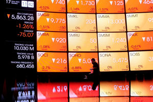 <p>Karyawan beraktivitas dengan latar layar pergerakan indeks harga saham gabungan (IHSG) di gedung Bursa Efek Indonesia (BEI), Jakarta, Senin, 17 Mei 2021. Foto: Ismail Pohan/TrenAsia</p>
