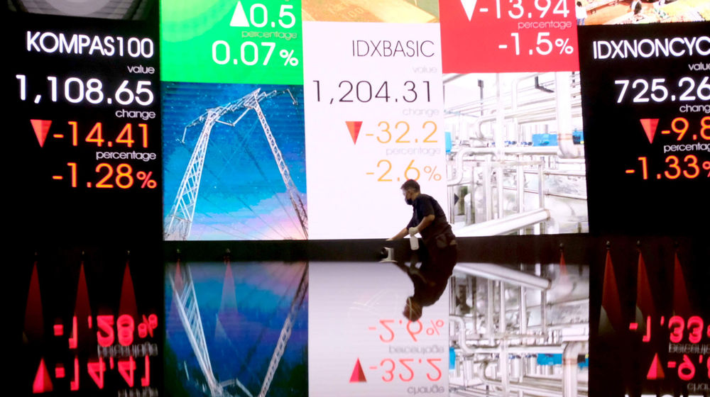 <p>Karyawan beraktivitas dengan latar layar pergerakan indeks harga saham gabungan (IHSG) di gedung Bursa Efek Indonesia (BEI), Jakarta, Senin, 17 Mei 2021. Foto: Ismail Pohan/TrenAsia</p>
