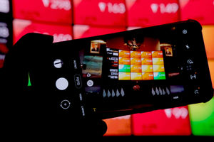 <p>Awak media mengambil gambar layar pergerakan indeks harga saham gabungan (IHSG) di gedung Bursa Efek Indonesia (BEI), Jakarta, Senin, 17 Mei 2021. Foto: Ismail Pohan/TrenAsia</p>
